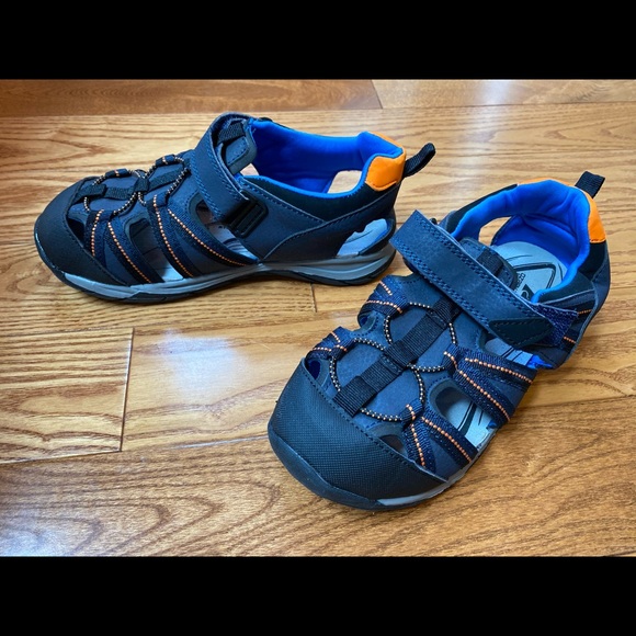 Boys Covered-Toe Velcro Sandals. - Picture 3 of 6